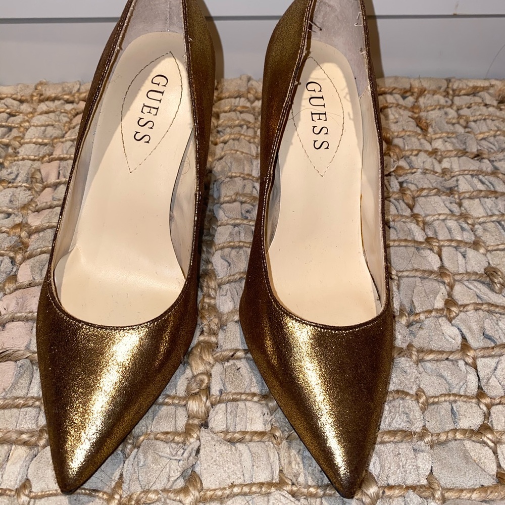Guess gold pumps ✨